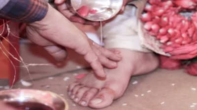 या व्यक्तींच्या चुकूनही पाया पडू नका, जाणून घ्या हिंदू धर्मात काय सांगितलंय?