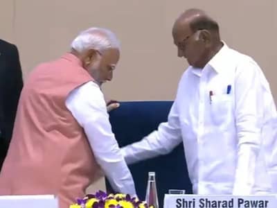 शरद पवारांना आधी खुर्चीवर बसवलं, आपल्या हातानं पिण्यासाठी पाणी दिलं, पंतप्रधान मोदींनी सर्वांचं मन जिंकलं