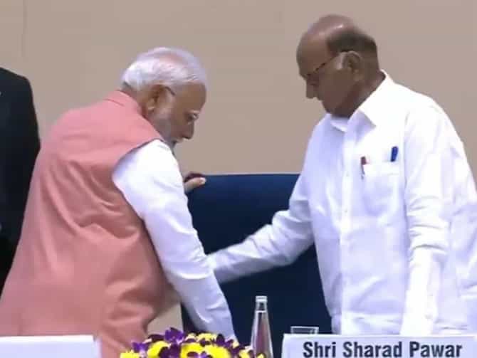 शरद पवारांना आधी खुर्चीवर बसवलं, आपल्या हातानं पिण्यासाठी पाणी दिलं, पंतप्रधान मोदींनी सर्वांचं मन जिंकलं