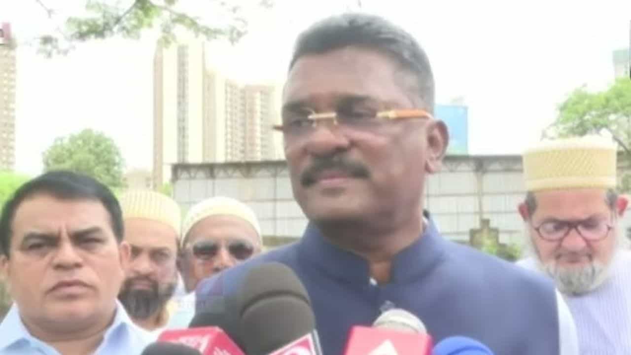 महाराष्ट्राच्या बसवर हल्ला, काळं फासलं; परिवहन मंत्र्यांची पहिली प्रतिक्रिया समोर, कर्नाटक सरकारला कडक इशारा