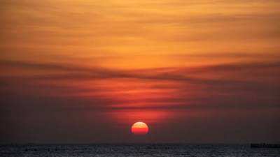 सूर्यास्तानंतर चुकूनही दान करू नका या 5 वस्तू; तर घरात गरिबी आलीच समजा