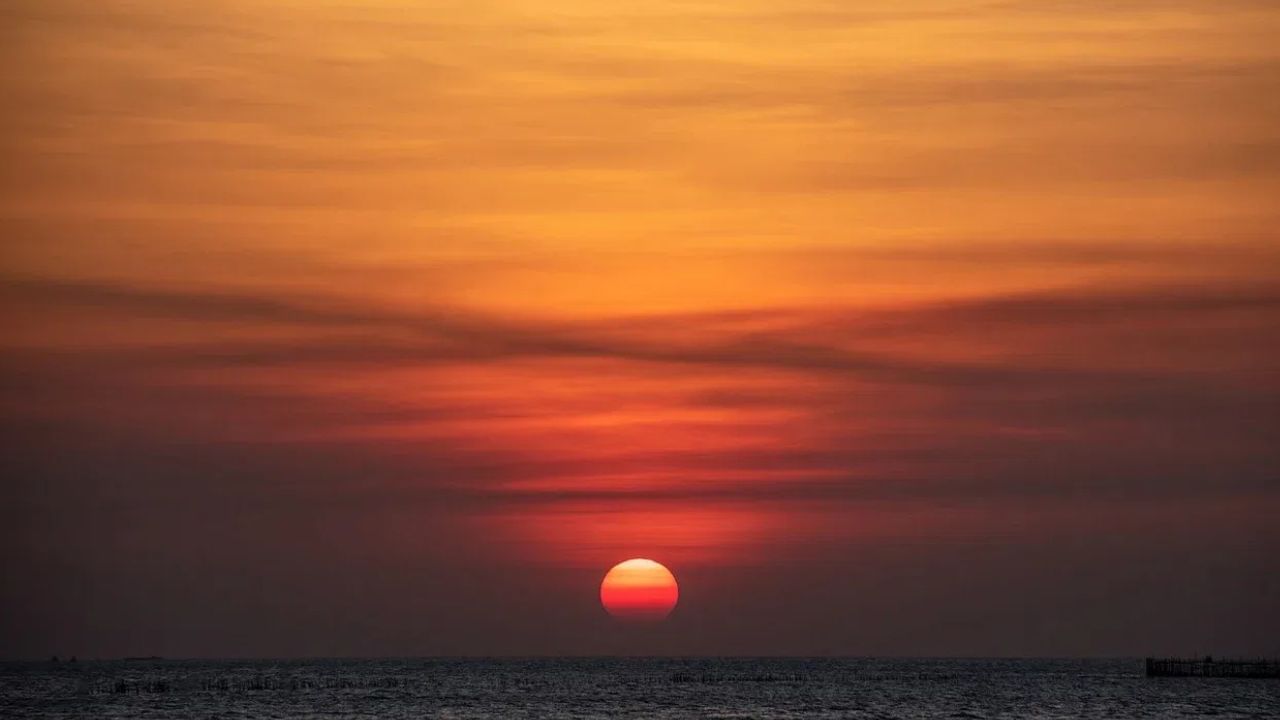 सूर्यास्तानंतर चुकूनही दान करू नका या 5 वस्तू; तर घरात गरिबी आलीच समजा सूर्यास्तानंतर चुकूनही दान करू नका या 5 वस्तू; तर घरात गरिबी आलीच समजा