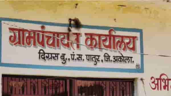 टॉयलेट एक प्रेमकथा: घरात शौचालय नाही म्हणून पत्नी गेली माहेरी; ग्रामपंचायतीच्या भोंगळ कारभाराचा फटका