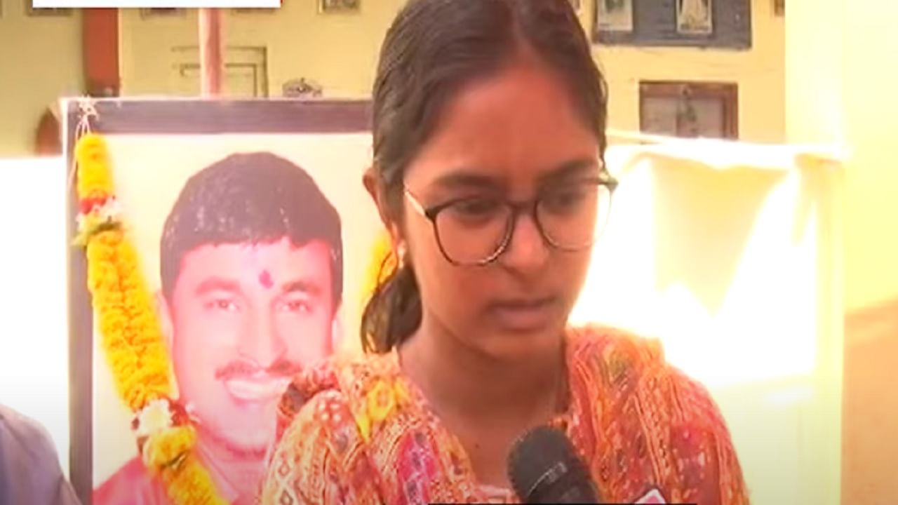 Beed Vaibhavi Deshmukh Video : 'माझ्या वडिलांना फक्त 3 तासात संपवलं, मग आरोपींना...', बापाच्या न्यायासाठी लेकीची तळमळ