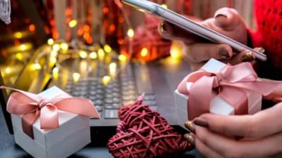 व्हॅलेंटाईन डेला पार्टनरला या गोष्टी करा गिफ्ट, चेहऱ्यावर लगेच दिसेल हसू