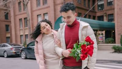 रोज डे बनवा खास, गुलाबासोबतच जोडीदाराला द्या या खास गोष्टी