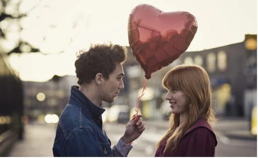 गिफ्ट नाही, तर व्हॅलेंटाईन डेला तुमच्या जोडीदाराला द्या या खास वस्तू