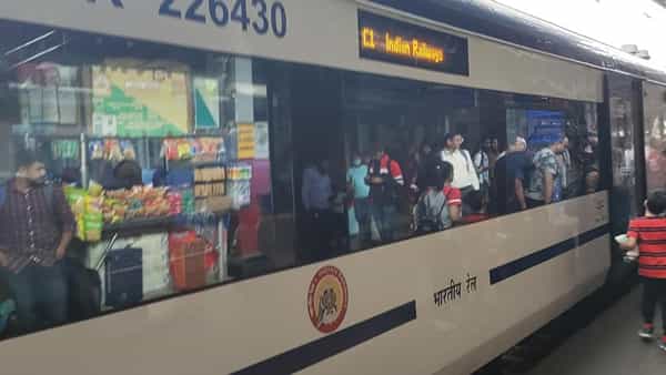 रेल्वे बोर्डाने इंडियन रेल्वे केटरिंग अँड टुरिझम कॉर्पोरेशनला (IRCTC) तिकीट बुकिंग दरम्यान जेवणाचा पर्याय न निवडणाऱ्या प्रवाशांना जेवणाची सुविधा देण्याचे निर्देश दिले आहेत. बुकिंगच्या वेळी जेवणाच्या पर्याय निवडणाऱ्या प्रवाशांप्रमाणे न निवडणाऱ्या प्रवाशांना तयार जेवण (Ready to Eat - RTE) दिले जावे.