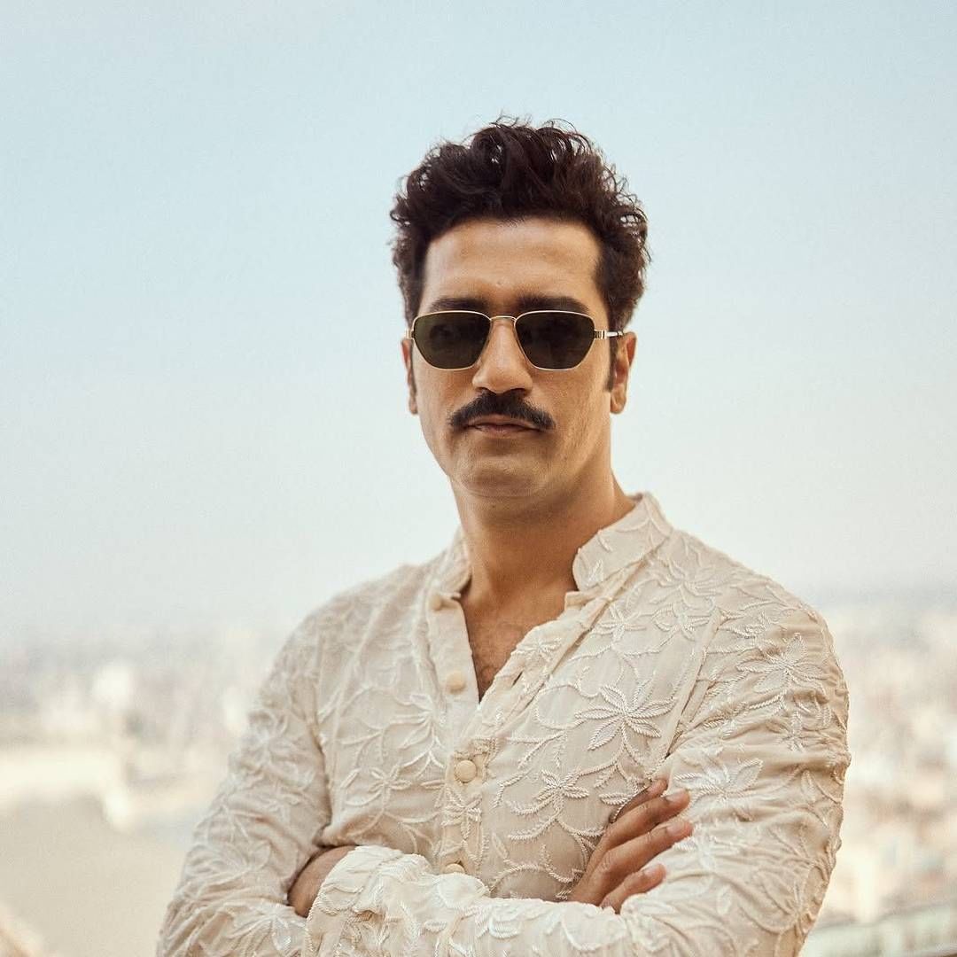 चाहत्यांना विकी कौशलच्या 'छावा' या चित्रपटाची प्रचंड उत्सुकता आहे. 14 जानेवारी रोजी हा चित्रपट थिएटरमध्ये प्रदर्शित होणार आहे. यामध्ये विकीसोबत रश्मिका मंदाना आणि अक्षय खन्ना यांच्या मुख्य भूमिका आहेत. या चित्रपटात विकीने छत्रपती संभाजी महाराजांची भूमिका साकारली आहे. 
