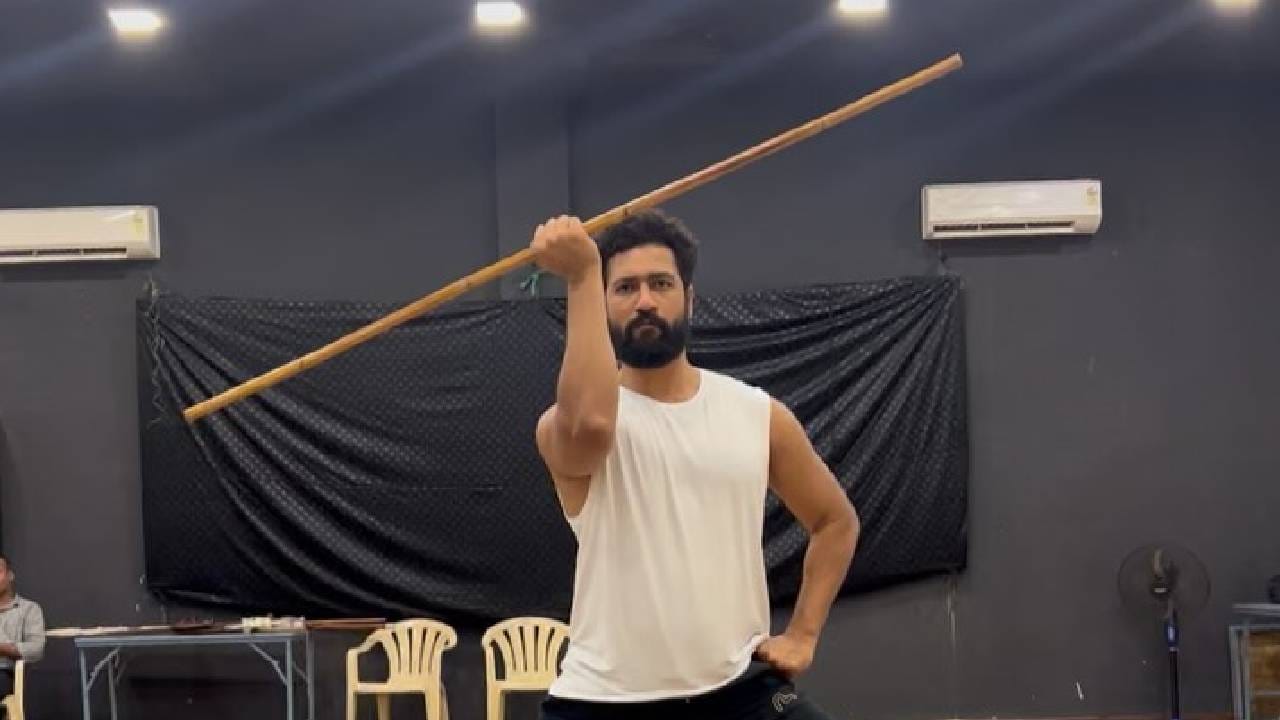 भूमिकेतील प्रत्येक बारकावे लक्षात घेऊन तो विविध कलासुद्धा शिकला. विकीने काठी चालवण्याचंही प्रशिक्षण घेतलं असून इन्स्टाग्रामवर त्याने काठी चालवतानाचा व्हिडीओ पोस्ट केला आहे.  
