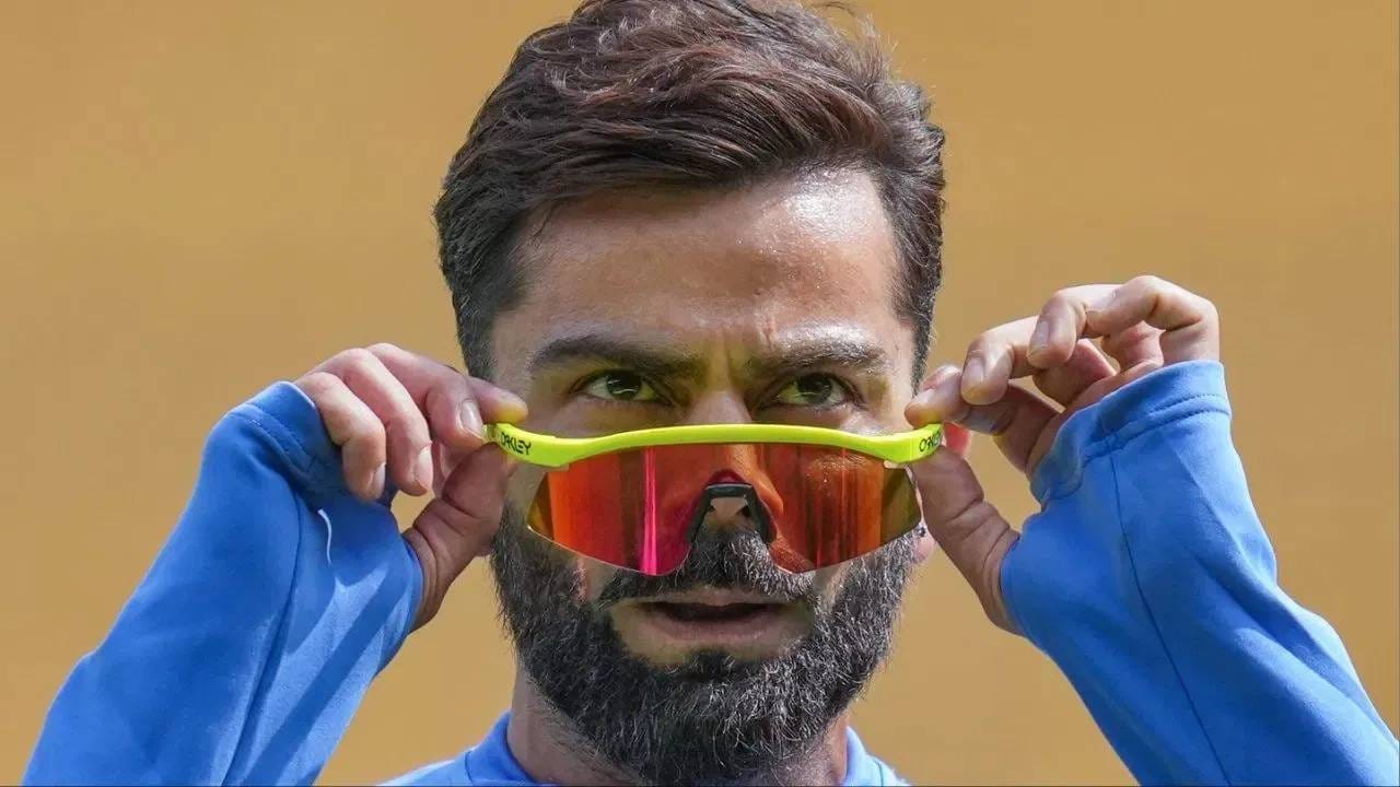 भारताचा स्टार फलंदाज विराट कोहली जे गॉगल्स वापरतो ते ओकली रडार ईव्ही पाथ आणि ओकली एम2 फ्रेम एक्सएल शील्ड मॉडेलचे आहेत. हे गॉगल्स केवळ स्टायलिश नाहीत तर खास क्रिकेटपटूंसाठी डिझाइन केलेले आहेत.