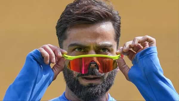 भारताचा स्टार फलंदाज विराट कोहली जे गॉगल्स वापरतो ते ओकली रडार ईव्ही पाथ आणि ओकली एम2 फ्रेम एक्सएल शील्ड मॉडेलचे आहेत. हे गॉगल्स केवळ स्टायलिश नाहीत तर खास क्रिकेटपटूंसाठी डिझाइन केलेले आहेत.