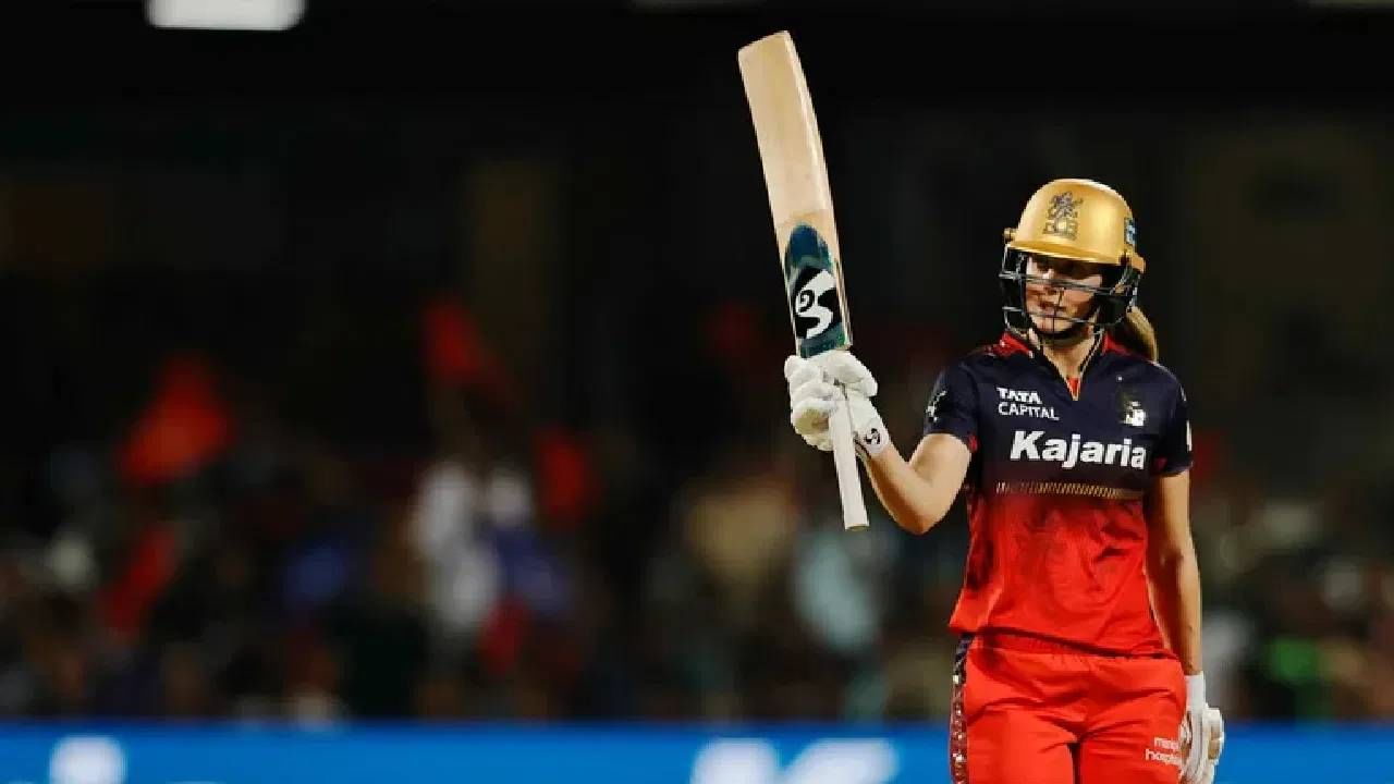 वुमन्स प्रीमियर लीगच्या पहिल्या फेरीत आरसीबीचे 4 सामने शिल्लक आहेत. या सामन्यांमध्ये 165 धावा केल्या तर एलिस पेरी डब्ल्यूपीएलच्या इतिहासात 1000 धावा करणारी पहिली फलंदाज ठरेल. 