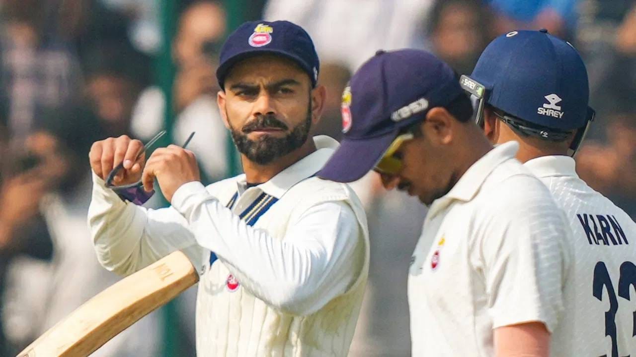 12 वर्षांनंतर रणजी सामना खेळणारा विराट कोहली पहिल्या डावात फक्त 6 धावा करून बाद झाला. असं असलं तरी दिल्लीने हा सामना जिंकला. रेल्वेने पहिल्या डावात 241 धावा केल्या होत्या. प्रत्युत्तरात दिल्लीने 374 धावा केल्या. दुसऱ्या डावात रेल्वे संघ 114 धावांवर सर्वबाद झाला. दिल्लीने हा सामना एक डाव आणि 19 धावांनी जिंकला.