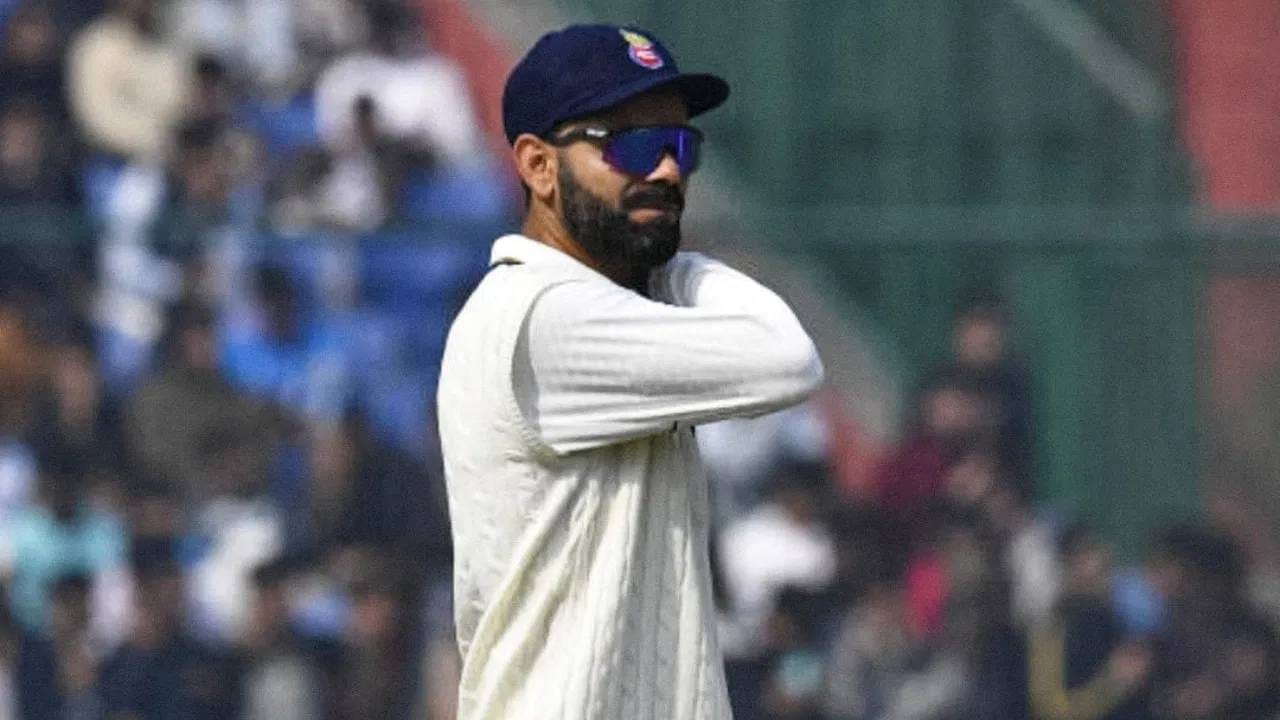 रणजी ट्रॉफी स्पर्धेच्या ग्रुप डी मध्ये दिल्ली विरुद्ध रेल्वे सामना पार पडला. या सामन्यात दिल्लीकडून 12 वर्षानंतर विराट कोहली मैदानात उतरला. कोहलीने 12 वर्षानंतर रणजी स्पर्धा खेळत देशांतर्गत क्रिकेटमध्ये असलेला पाकिस्तानच्या माजी कर्णधाराचा विक्रम मोडीत काढला. 