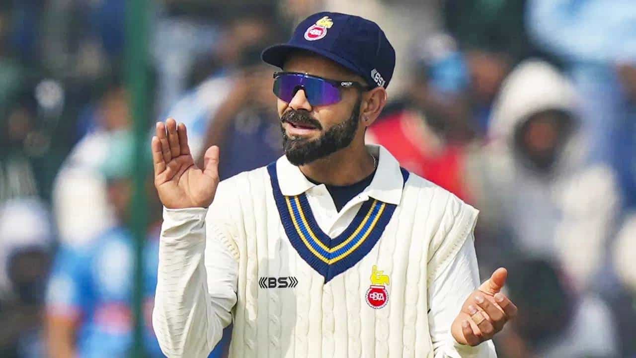 विराट कोहलीच्या नावावर अनेक आंतरराष्ट्रीय विक्रम आहेत. विराट कोहलीने आता देशांतर्गत क्रिकेटमधील दीर्घ काळापासून कायम असलेला एक विक्रम मोडीत काढला आहे. विराट कोहली 12 वर्षानंतर देशांतर्गत क्रिकेट खेळला. आंतरराष्ट्रीय क्रिकेटपटू म्हणून बराच काळानंतर देशांतर्गत स्पर्धांमध्ये खेळणाऱ्या खेळाडूंच्या यादीत कोहलीचे नाव अव्वल स्थानावर आहे.