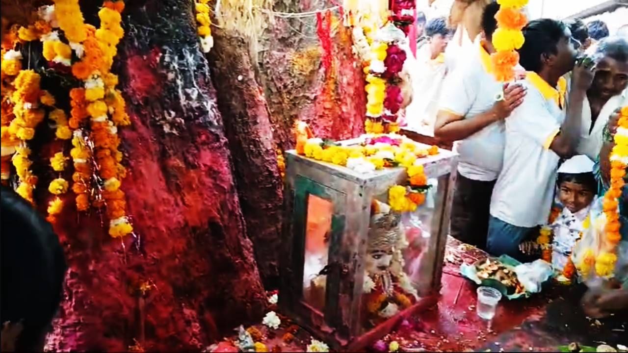 भाविकांच्या नवसाला पावणारा आणि श्रीक्षेत्र वाराणसी (काशी) व रावेरच्या भाविकांना घोंगडी पांघरूण लहान बालकाच्या रूपाने त्यांनी दर्शन दिले होते, अशी आख्यायिका आहे.