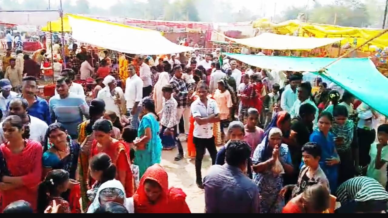 गेल्या अनेक वर्षांपासून ही प्रथा सुरू आहे. याठिकाणी विविध दुकाने सजली आहेत. खेळण्याची, प्रसादाची दुकाने आहेत. अनेक भक्त मोठ्या शहरातून यात्रेनिमित्ताने गावाकडे येतात. यासाठी ग्रामपंचायत प्रशासनाचे सहकार्य लाभत आहे. पोलिसांचा पण मोठा बंदोबस्त आहे.