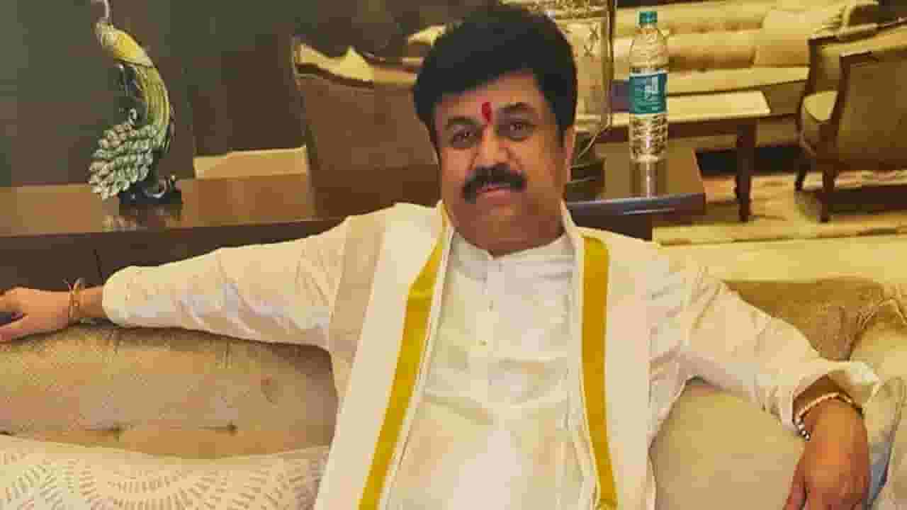 Walmik Karad : वाल्मिक कराड फिल्म प्रोड्यूसर? निलंबित पोलीस अधिकाऱ्याचा खळबळजनक दावा अन्.. Walmik Karad : वाल्मिक कराड फिल्म प्रोड्यूसर? निलंबित पोलीस अधिकाऱ्याचा खळबळजनक दावा अन्..