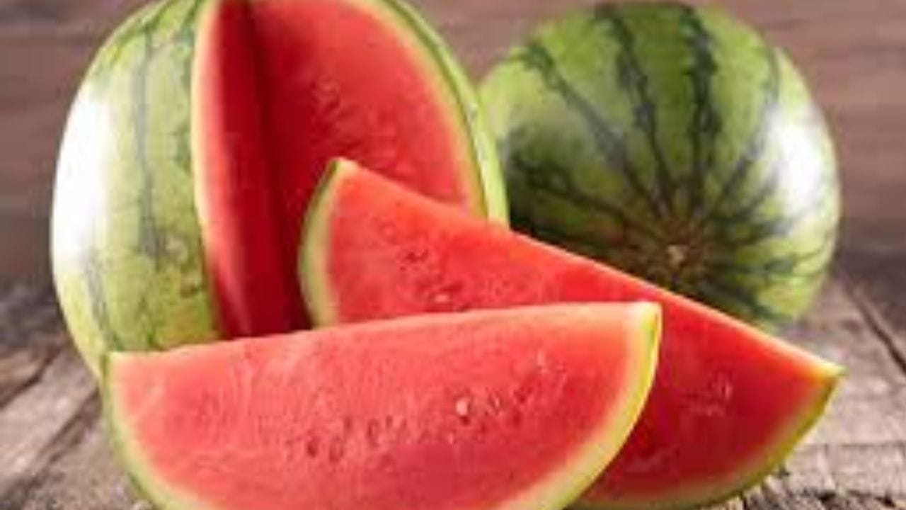 लालसर, रसाळ कलिंगड दिसण्यास मोहक दिसत असले तरी त्यात रसायनांचा वापर केल्यावर आरोग्यावर विपरित परिणाम होतो. त्यामुळे चांगल्या आरोग्यासाठी नैसर्गिक फळांची निवड करा.