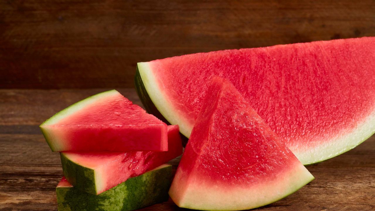 कलिंगड अधिक चांगले दिसण्यासाठी फळ विक्रेते कृत्रिम रंग व रसायनांचा वापर करतात. काही वेळा इंजेक्शनद्वारे कलिंगडांना कृत्रिम रंग दिला जातो. त्यामुळे रसदार लालभडक कलिंगड घेण्यापूर्वी त्याची योग्य तपासणी करणे गरजेचे आहे.