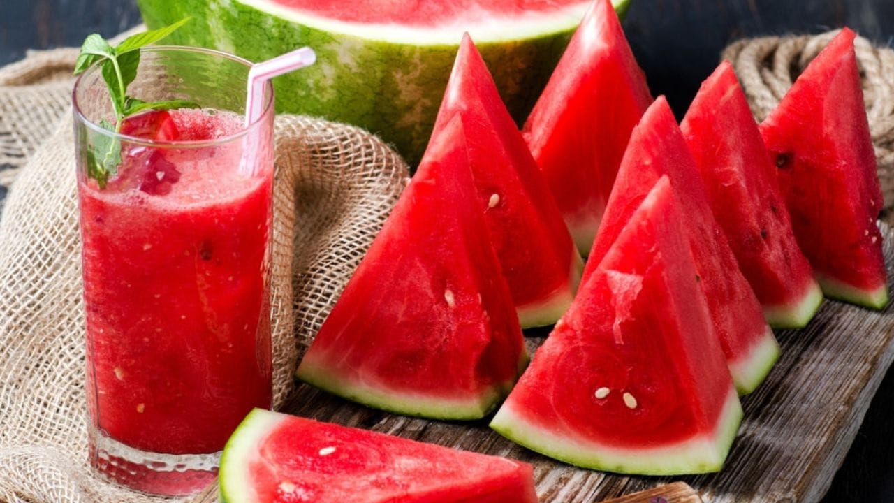 कलिंगडचा एक भाग नेहमी जमिनीला टेकलेला असतो. हा भाग नैसर्गिकरित्या किंचित पिवळसर असतो. परंतु बाजारात जेव्हा तुम्हाला संपूर्ण कलिंगड एकसारख्या रंगाचे दिसेल तेव्हा ते कृत्रिमरित्या पिकवलेले असण्याची शक्यता आहे.