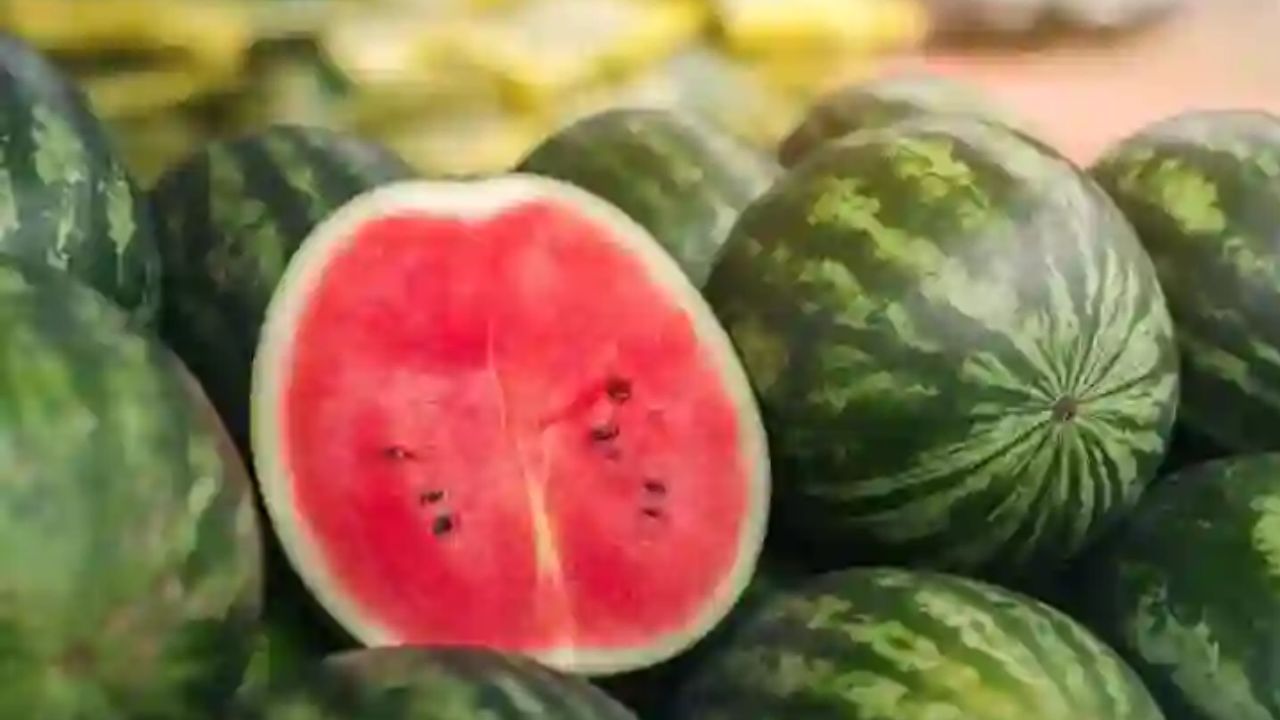 कलिंगडचा रंग नैसर्गिक आहे की नाही, ते तपासण्यासाठी त्याचा एक तुकडा पाण्यात टाका. जर पाणी गुलाबी झाले तर कलिंगडाला कृत्रिम रंग दिलेला असण्याचे स्पष्ट होईल.