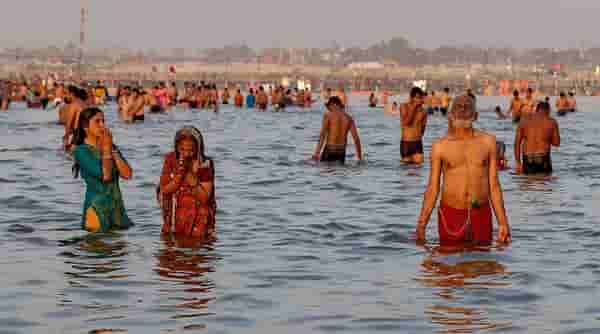 नवराबायकोने हातात हात घालून डुबकी मारली, पाण्यातून बाहेर आला, रडायलाच लागला; म्हणाला, माझी बायको..