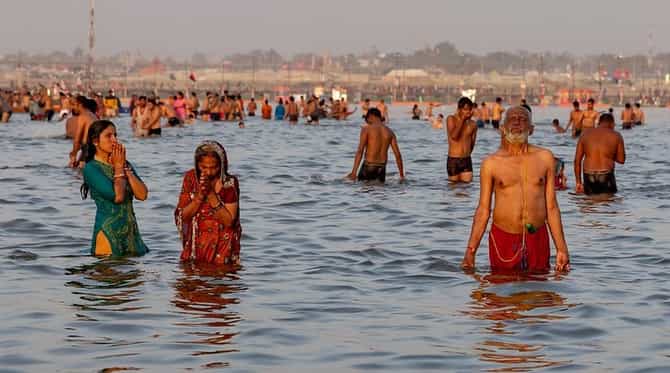 नवराबायकोने हातात हात घालून डुबकी मारली, पाण्यातून बाहेर आला, रडायलाच लागला; म्हणाला, माझी बायको..