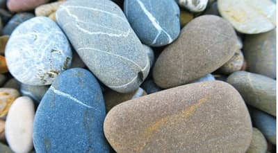 इस पत्थर की कीमत तुम क्या जानो...लोक हजारो रुपये हसत हसत मोजायला तयार