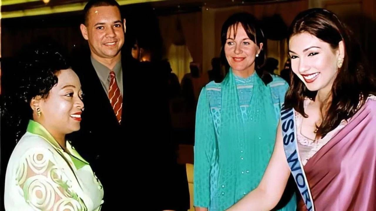 1999 ची मिस वर्ल्ड युक्ता मुखी ही सर्वात उंच अभिनेत्री आहे. तिला बॉलिवूड इंडस्ट्रीतील सर्वात उंच अभिनेत्री मानले जाते. युक्ताची उंची 5 फूट 11 इंच आहे. तिची उंची अमिताभ बच्चन यांच्या उंचीच्या जवळपास आहे. तिने हाय हिल्सच्या सँडल घातल्या तर ती अमिताभ यांच्यापेक्षाही उंच दिसते. 