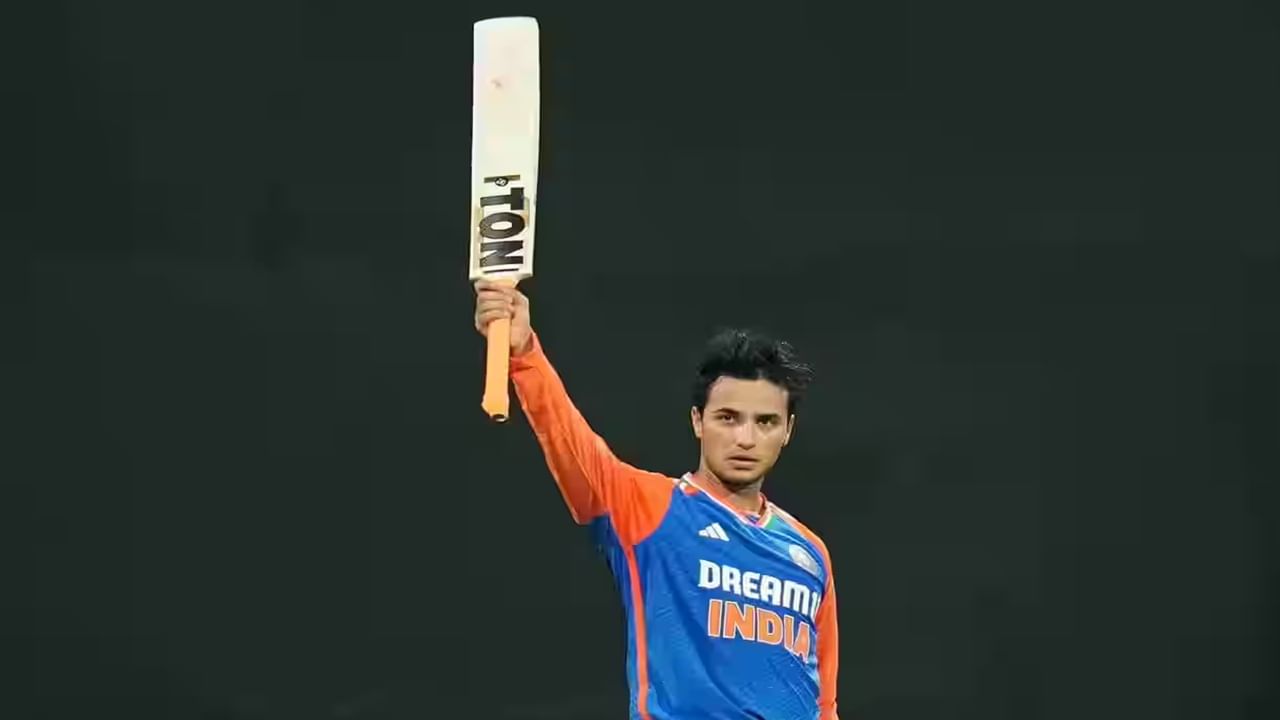 अभिषेक शर्मा याने रविवारी 2 फेब्रुवारीला मुंबईतील वानखेडे स्टेडियममध्ये इंग्लंडविरुद्ध पाचव्या आणि अंतिम टी 20i सामन्यात इतिहास घडवला. अभिषेकने 135 धावांची विस्फोटक शतकी खेळीसह रोहित शर्मा आणि शुबमन गिल या दोघांचा रेकॉर्ड ब्रेक केला. (Photo Credit : Bcci)