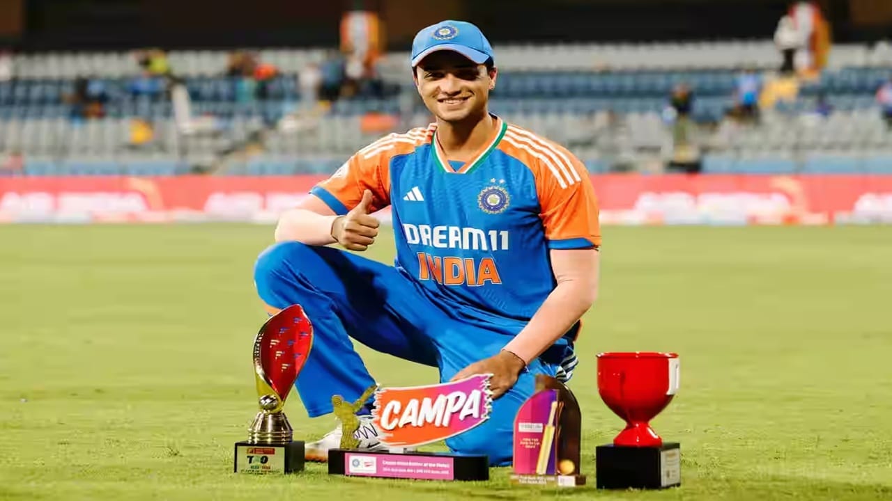 अभिषेकने इंग्लंडविरुद्ध या सामन्यात 250.00 च्या स्ट्राईक रेटने 135 धावांची ही खेळी साकारली. इतकंच नाही तर 2 विकेट्सही घेतल्या. अभिषेकला त्यासाठी 'मॅन ऑफ द मॅच' पुरस्काराने गौरवण्यात आलं. (Photo Credit : Bcci)