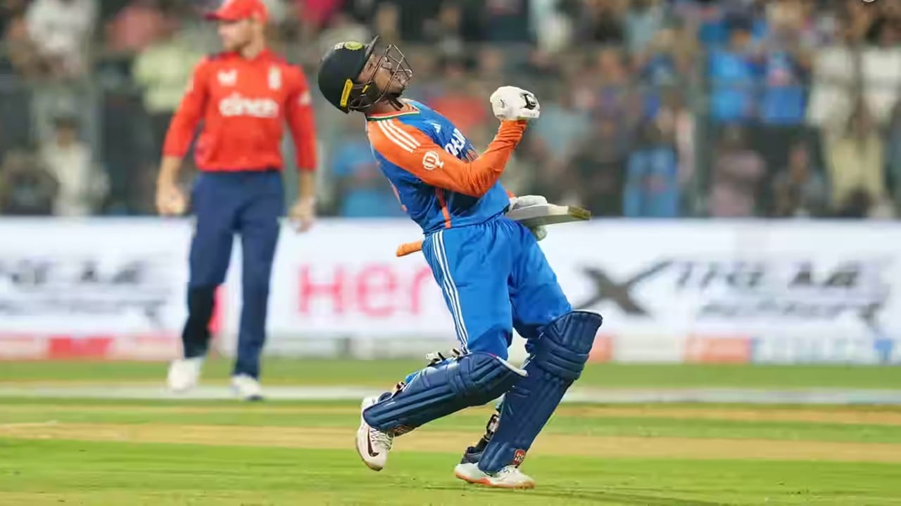 अभिषेकने वानखेडे स्टेडियममध्ये इंग्लंडच्या गोलंदाजांची धुलाई केली. अभिषेकने अवघ्या 54 चेंडूंमध्ये 135 धावा केल्या. अभिषेकच्या या खेळीत 13 षटकार आणि 7 चौकारांचा समावेश होता. (Photo Credit : Bcci)