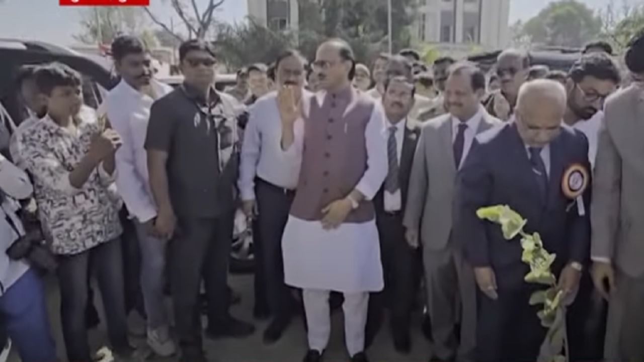 Ajit Pawar VIDEO: 'बोललं की माझं तोंड दिसतं', अजितदादांनी बांधकाम विभागाला झापलं, स्वच्छतेवरुन अधिकाऱ्यांवरच भडकले