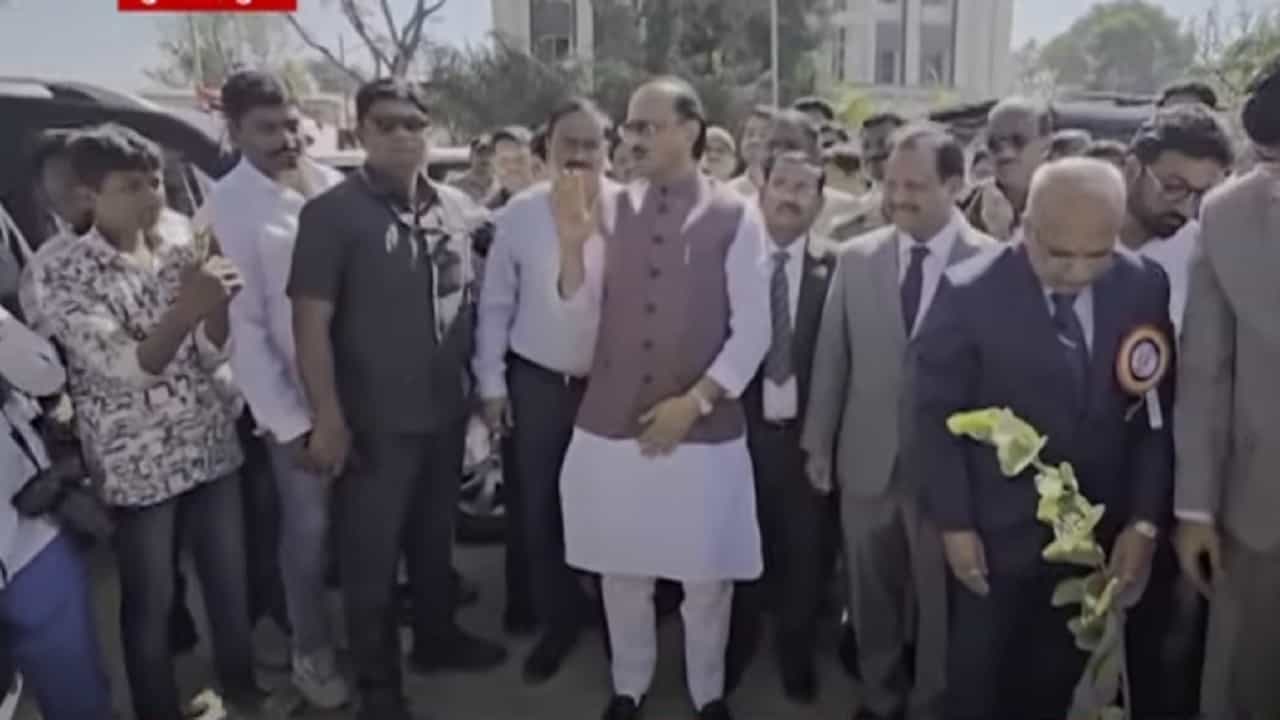 Ajit Pawar VIDEO: 'बोललं की माझं तोंड दिसतं', अजितदादांनी बांधकाम विभागाला झापलं, स्वच्छतेवरुन अधिकाऱ्यांवरच भडकले Ajit Pawar VIDEO: 'बोललं की माझं तोंड दिसतं', अजितदादांनी बांधकाम विभागाला झापलं, स्वच्छतेवरुन अधिकाऱ्यांवरच भडकले
