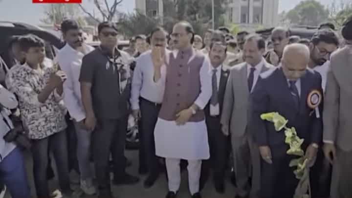 Ajit Pawar VIDEO: 'बोललं की माझं तोंड दिसतं', अजितदादांनी बांधकाम विभागाला झापलं, स्वच्छतेवरुन अधिकाऱ्यांवरच भडकले Ajit Pawar VIDEO: 'बोललं की माझं तोंड दिसतं', अजितदादांनी बांधकाम विभागाला झापलं, स्वच्छतेवरुन अधिकाऱ्यांवरच भडकले