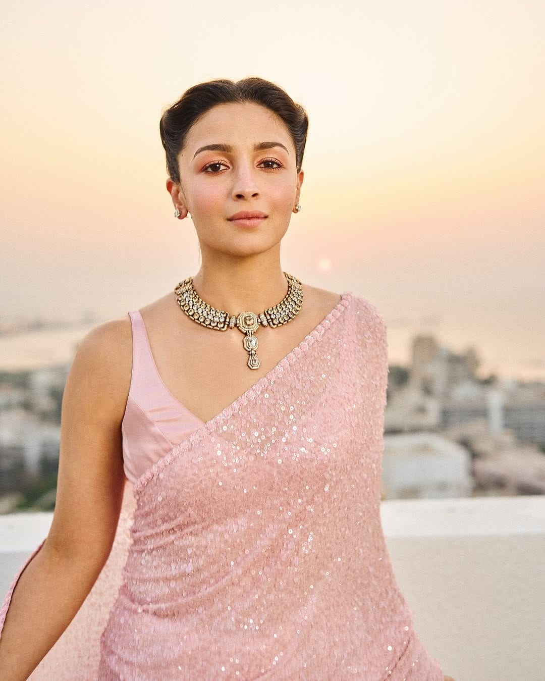 आलिया हिचा खास लूक चाहत्यांचं लक्ष वेधून घेत आहे. सध्या सर्वत्र अभिनेत्रीच्या लूकची चर्चा रंगली आहे. आलिया कायम चाहत्यांना फॅशन गोल्स देत असते.