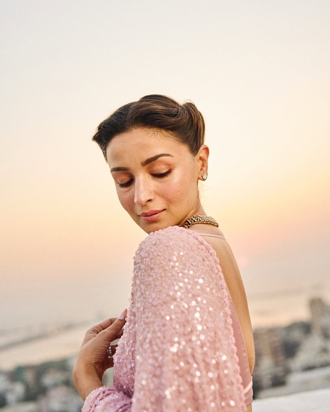 आदर जैन याच्या लग्नासाठी आलियाने खास पारंपरिक लूक कॅरी केला होता. चाहत्यांना देखील अभिनेत्रीचा लूक फार आवडला आहे. 