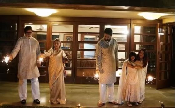 सुपरस्टार महानायक अमिताभ बच्चन यांचा दुसरा बंगला 'प्रतिक्षा' हा देखील याच जुहू परिसरात आहे. अमिताभ बच्चन यांनी आपल्या आई-वडिलांसोबत या बंगल्यात राहीले आहेत.