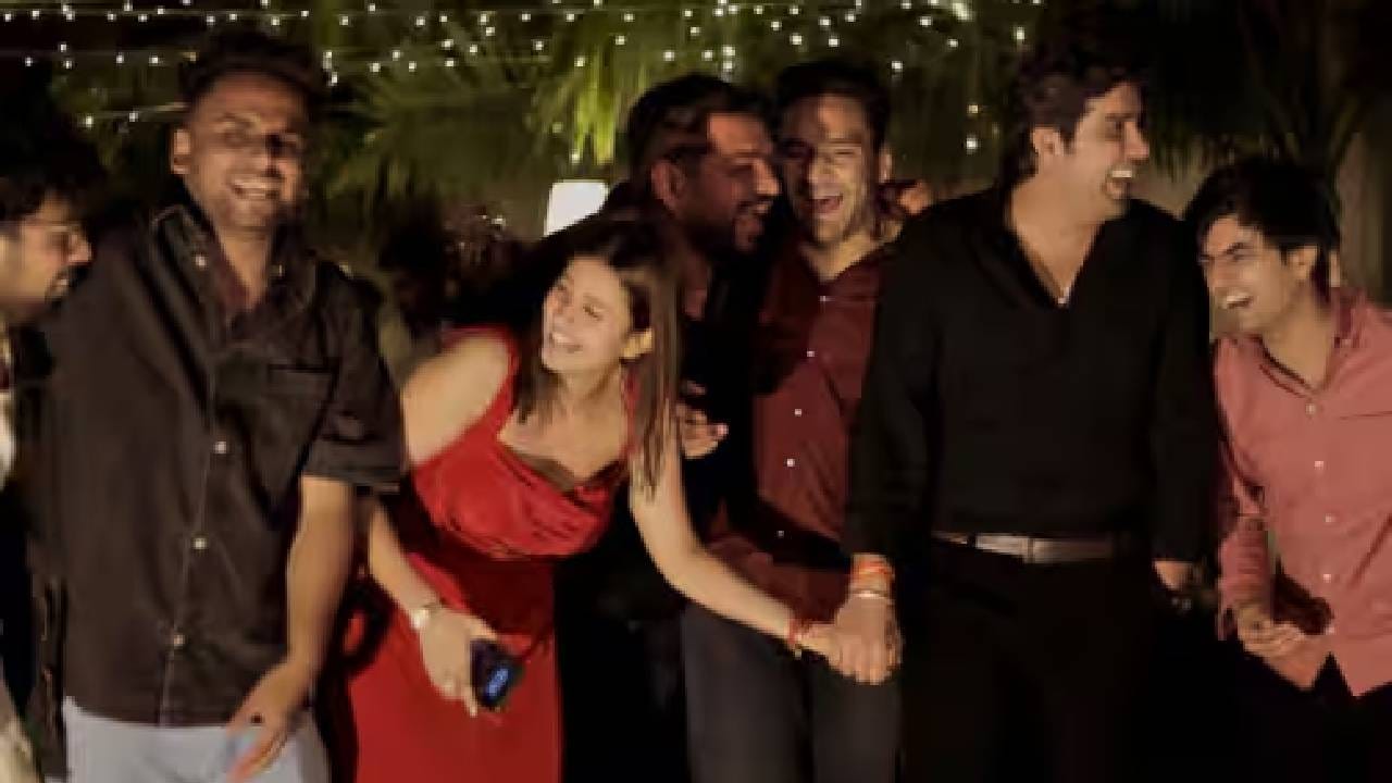 अंजलीने आकाशच्या वाढदिवसाच्या पार्टीत त्याच्या मित्रमैत्रिणींनाही आमंत्रित केलंय. बर्थडे पार्टीत सर्वांनी मिळून खूप धमाल केल्याचं या फोटोंमध्ये पहायला मिळतंय. 
