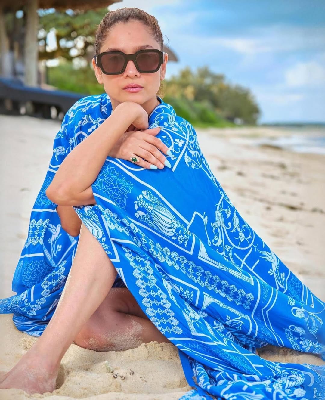 आता अभिनेत्रीचे काही फोटो सोशल मीडियावर तुफन व्हायरल होत आहे. समुद्र किनारी अभिनेत्रीने बोल्ड फोटोशूट केलं आहे. 