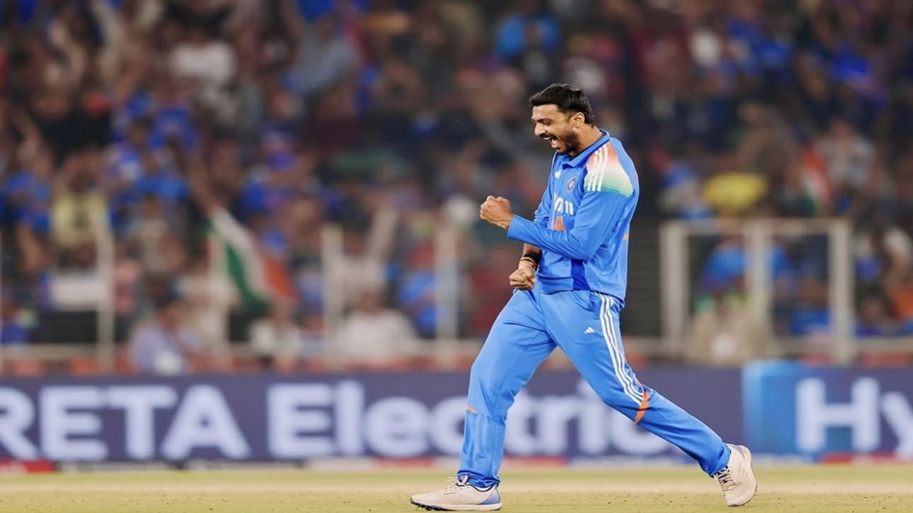 टीम इंडियाने बांगलादेश आणि पाकिस्तानवर विजय मिळवला. अक्षरने या 2 सामन्यात 3 विकेट्स घेतल्या. तर आता टीम इंडियाचा या स्पर्धेतील तिसरा आणि अंतिम सामना 2 मार्च रोजी न्यूझीलंडविरुद्ध होणार आहे. (Photo Credit : Axar Patel X Account)