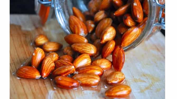 Soacked Almond Benefits: तुम्ही पण सकाळी बदाम खाताय का? या पद्धतीनं खा आणि आरोग्यदायी फायदे मिळवा....