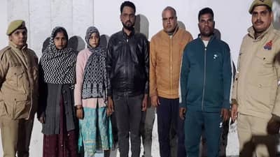 बँकेच्या बाहेर त्या दोघी उभ्या राहायच्या, त्यांना पाहून नवरे खुश व्हायचे, पण सत्य कळलं तेव्हा...