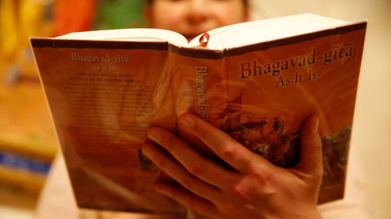 वास्तूशास्त्रानुसार, घरात भगवद्गीता ठेवल्याने आयुष्यात प्रगती होते. गीता वाचल्याने आत्मबळ वाढतं, ज्यामुळे व्यक्ती स्वत:च्या समस्या सोडवू शकतो. (Photo Credit : Godong/Universal Images Group via Getty Images)