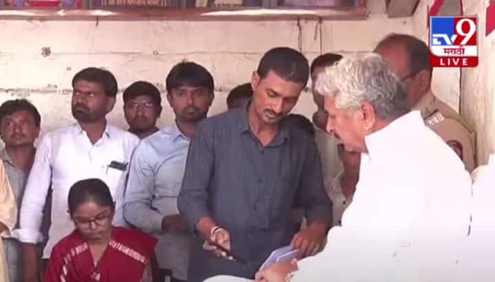 नामदेव शास्त्रींकडून मुंडेंची पाठराखण अन् आरोपींच्या मानसिकतेचा विचार, देशमुख कुटुंब थेट भगवानगडावर...काय झाला संवाद? नामदेव शास्त्रींकडून मुंडेंची पाठराखण अन् आरोपींच्या मानसिकतेचा विचार, देशमुख कुटुंब थेट भगवानगडावर...काय झाला संवाद?