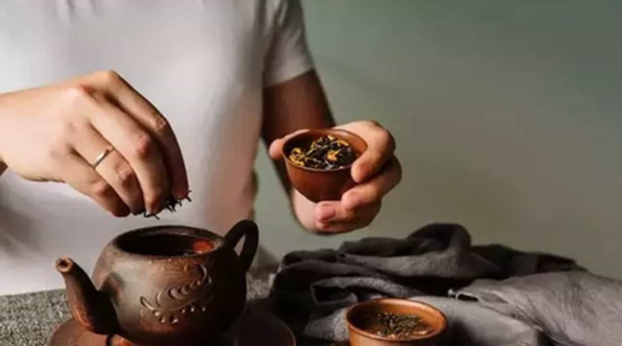 100 वर्ष जगायचं असेल तर हा खास चहा असा प्या; शरीरावर अमृतासारखा होईल परिणाम