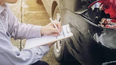 अपघात झाल्यास कार इन्शुरन्स क्लेम कसा करावा? जाणून घ्या