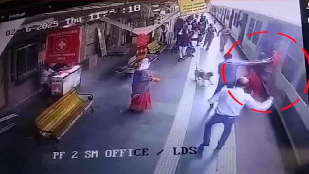 Wadala Stn Video : लोकलमधून उतरताना ओढणी दुसऱ्याच्या बॅगेत अडकली अन्..., CCTV बघून तुम्हाला भरेल धडकी Wadala Stn Video : लोकलमधून उतरताना ओढणी दुसऱ्याच्या बॅगेत अडकली अन्..., CCTV बघून तुम्हाला भरेल धडकी